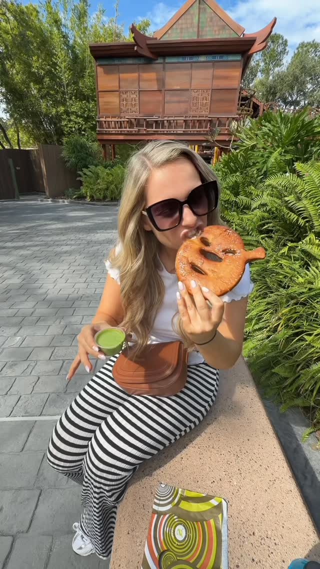 Instagram post by @dawnnfarmer for Universal Orlando Resort. Caption reads: What I eat in a day at @universalorlando 🇺🇸🎢.