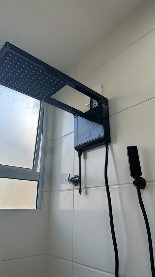 Instagram post by @feer_lopes2 for Shopee. Caption reads: Link nos stories 🤩 Achadinhos @shopee_br.