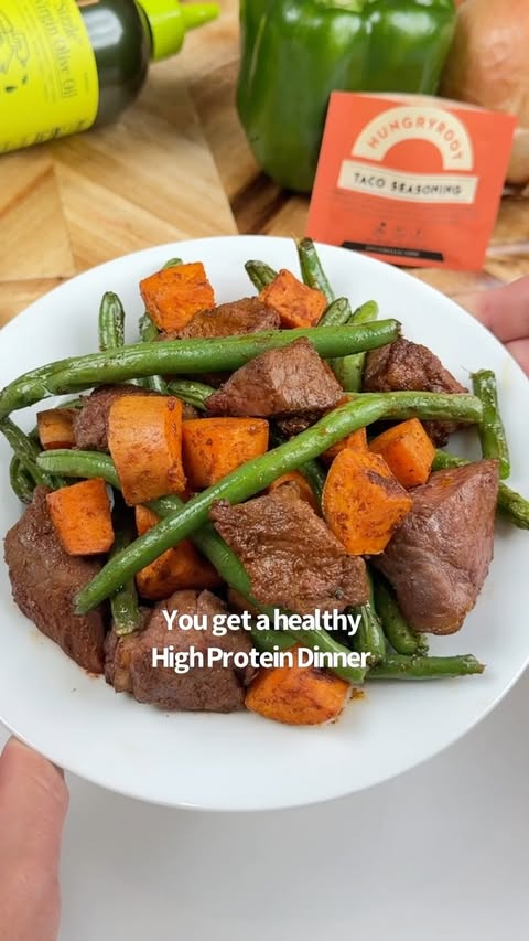 Instagram post by @ketosnackz for Hungryroot. Caption reads: [...] high-protein 10-minute dinner 🥩🍠😄....