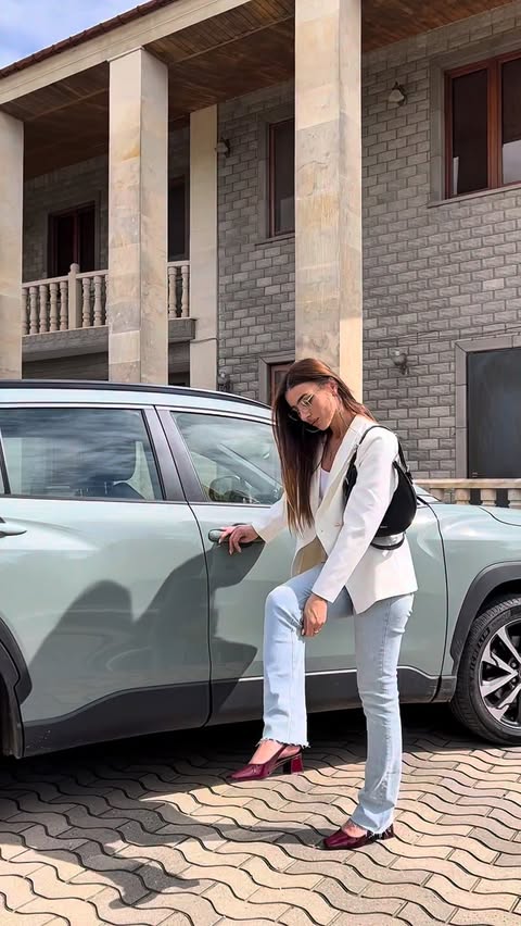 Instagram post by @kilaqueen_ for Bayeas. Caption reads: @bayeasofficial_ Mid Rise Straight Jeans.