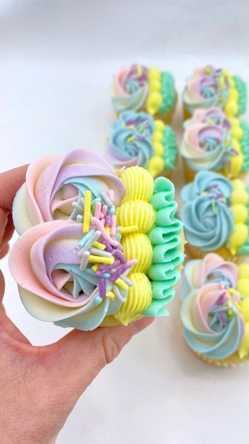 Instagram post by @erin.cakesandcupcakes for Chefmaster. Caption reads: 🧁 I love trying to think of new ways to pipe....