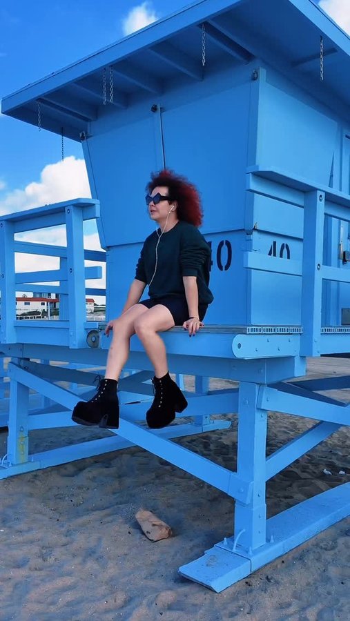 Instagram post by @elafroalex for Demonia Shoes. Caption reads: VENICE BEACH 🌴🏄‍♂️☀️ #mepicounmosquito #mosquito....