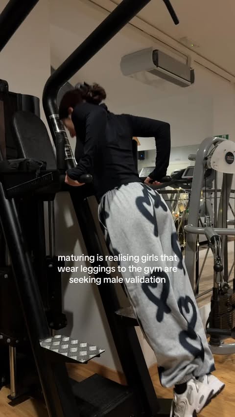 Instagram post by @denise.vrs for Prozis. Caption reads: [...] ➡️ @gymbaddiecoaching 

jumpsuit @prozis....