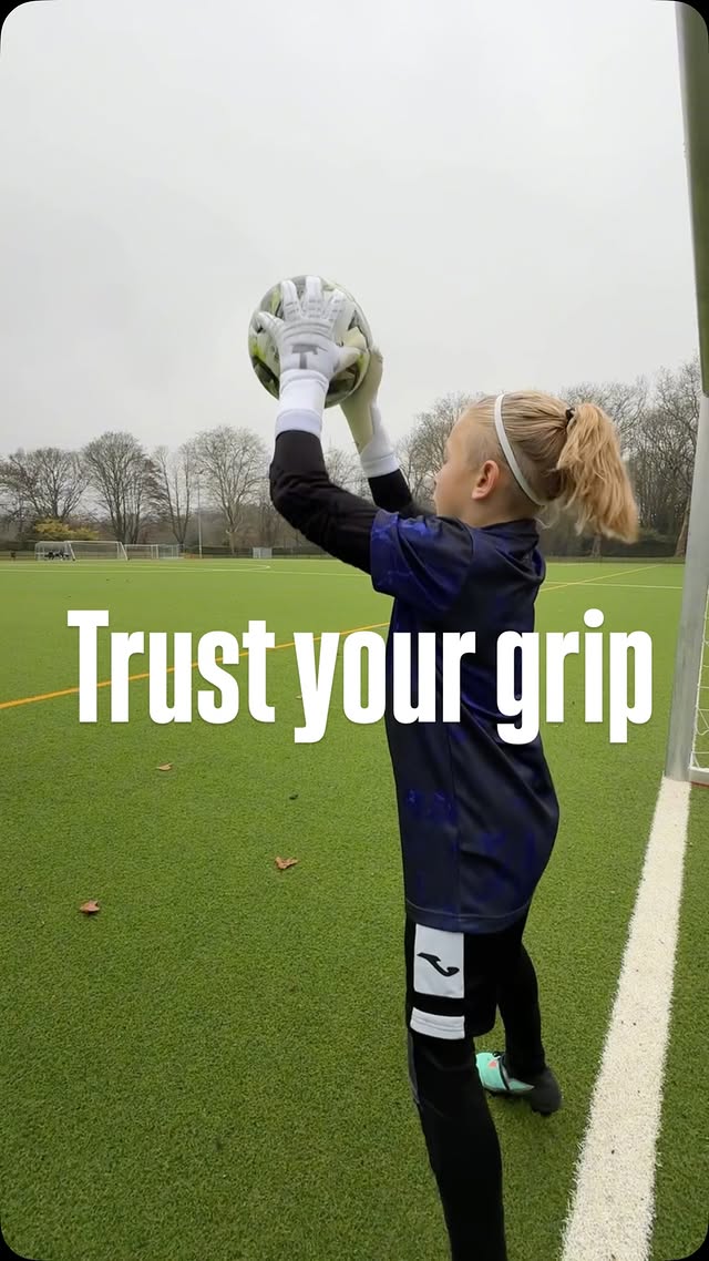 Instagram post by @mats_goalkeeper for T1TAN. Caption reads: 𝐓𝐫𝐮𝐬𝐭 𝐲𝐨𝐮𝐫 𝐠𝐫𝐢𝐩 🧤@t1tan #anzeige....