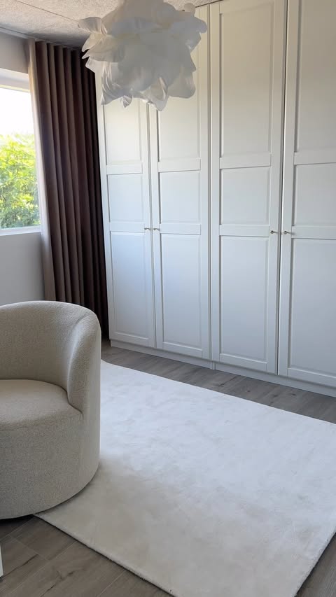 Instagram post by @gulnarcablog for Trendcarpet. Caption reads: [...] Luxury Edition (offwhite) from @trendcarpet.....