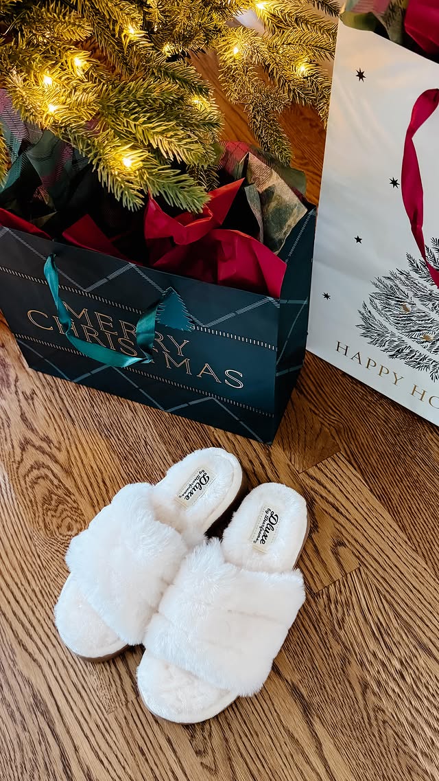 Instagram post by @target_cheer for Dearfoams. Caption reads: ❤️ G I V E • A W A Y ❤️

@dearfoams and I have....