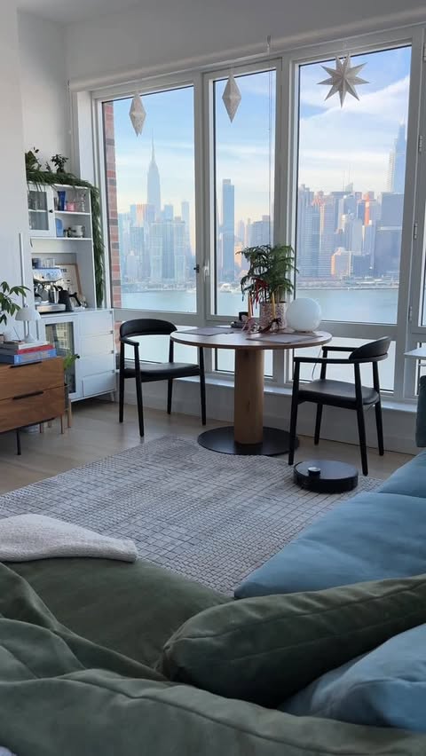 Instagram post by @itgirlhope for Dreame. Caption reads: [...] best robot vacuum I’ve ever used. ✨

The....