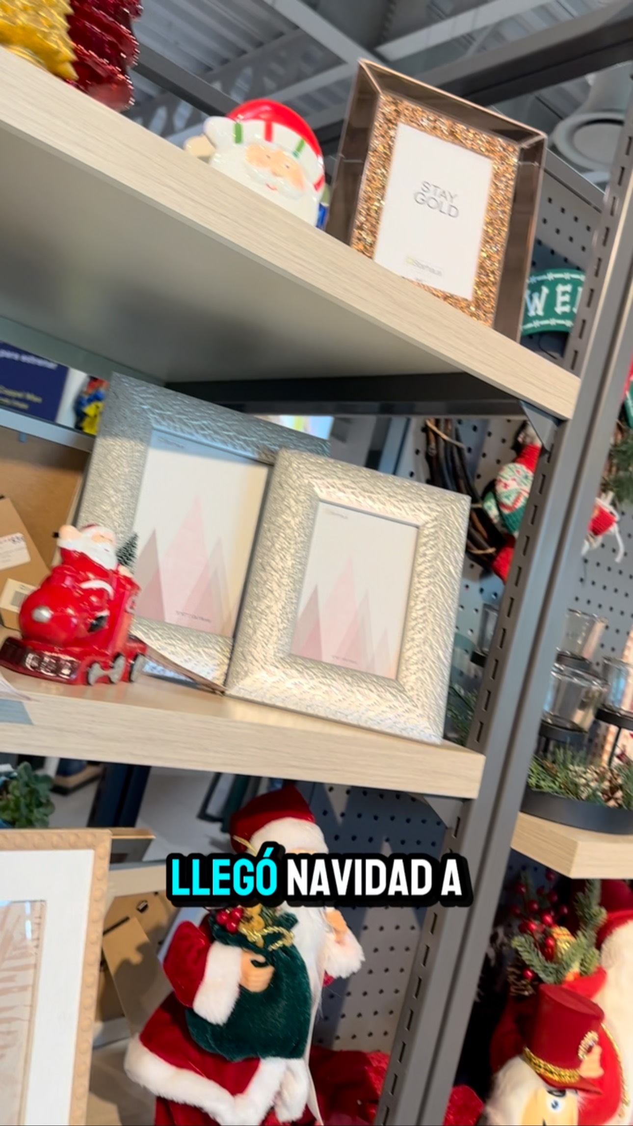 Instagram post by @la_caza_ofertas for Coppel. Caption reads: Llegó la Navidad en Coppel #coppel #decoracion ....