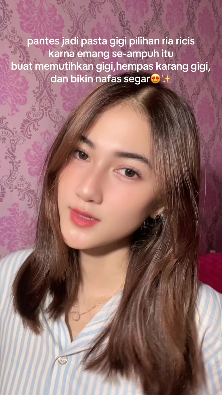 TikTok post by @akuueca_ for Metoo Beauty. Caption reads: nafas jadi seger😍 @Metoo Beauty #metoosmile....
