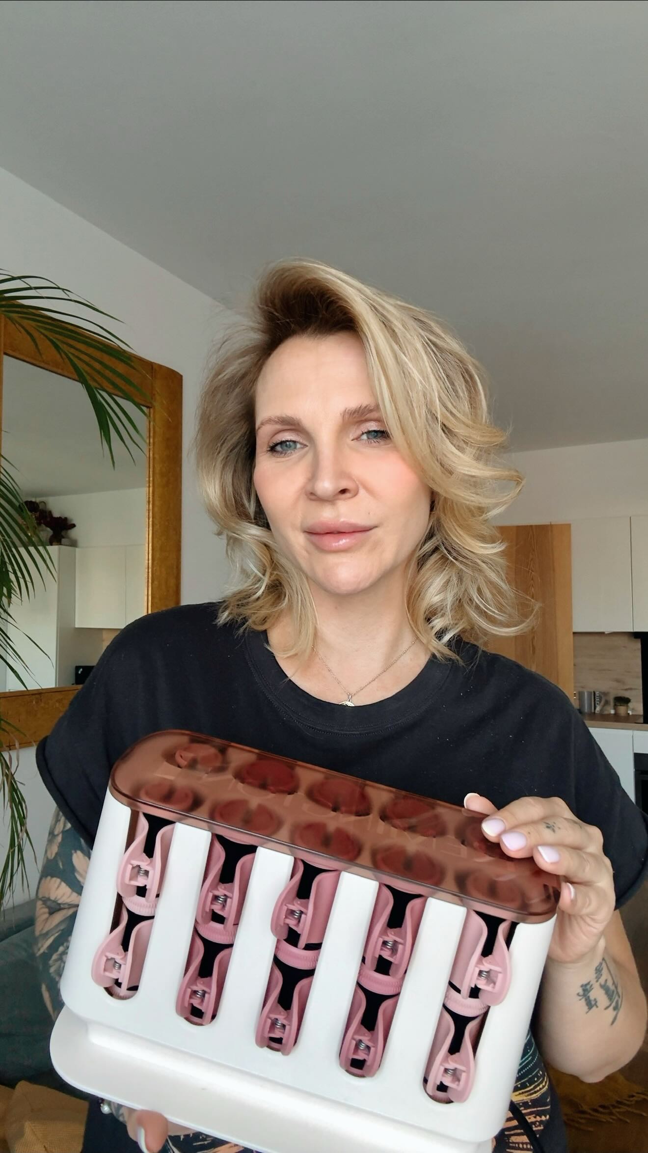 Instagram post by @mirkaceslova for Remington. Caption reads: ✨ Objem jako nosila Marilyn Monroe během pár....