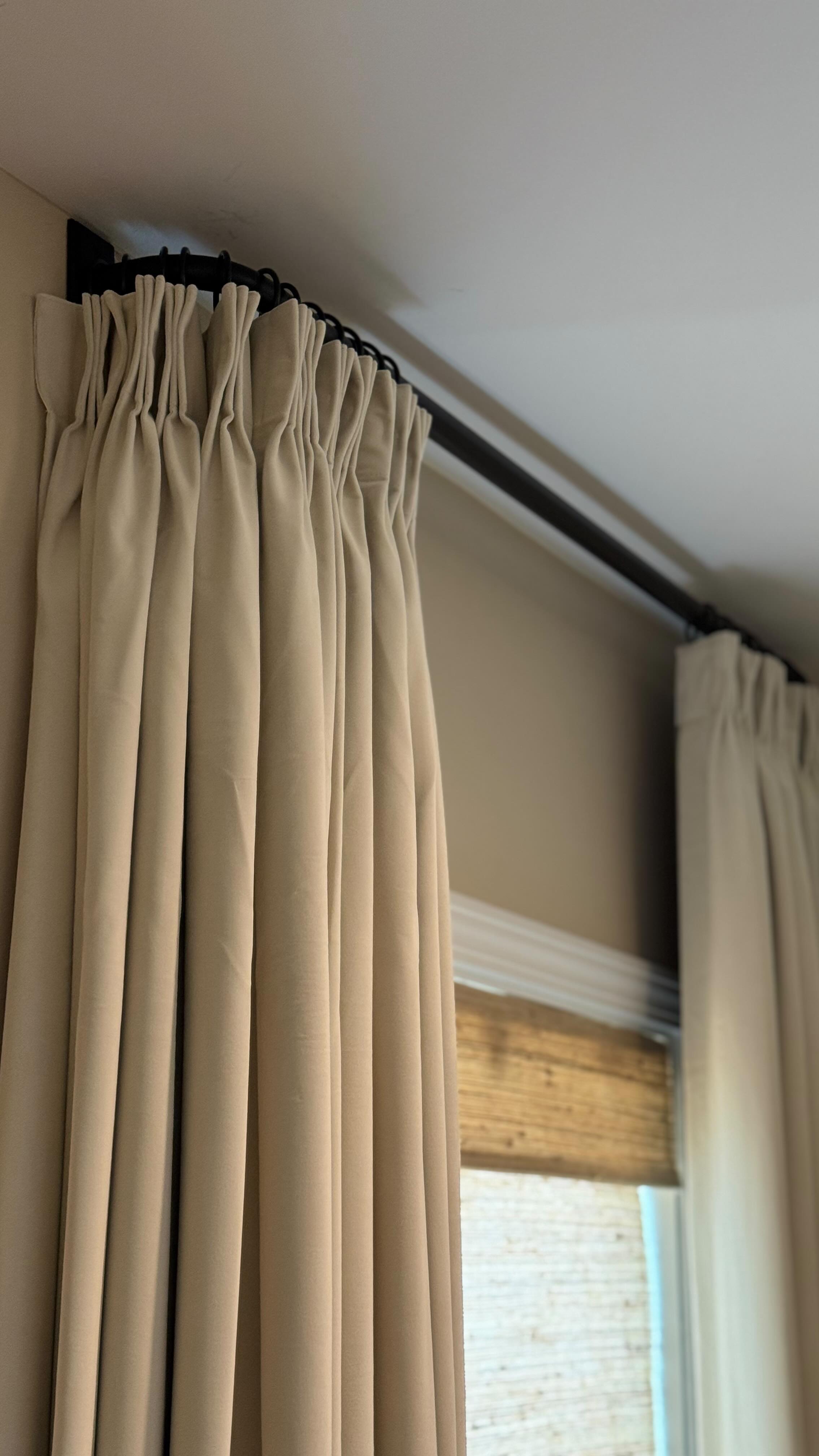 Instagram post by @jo.be.inspired for Homerilla. Caption reads: [...] for these warm velvet drapes from....