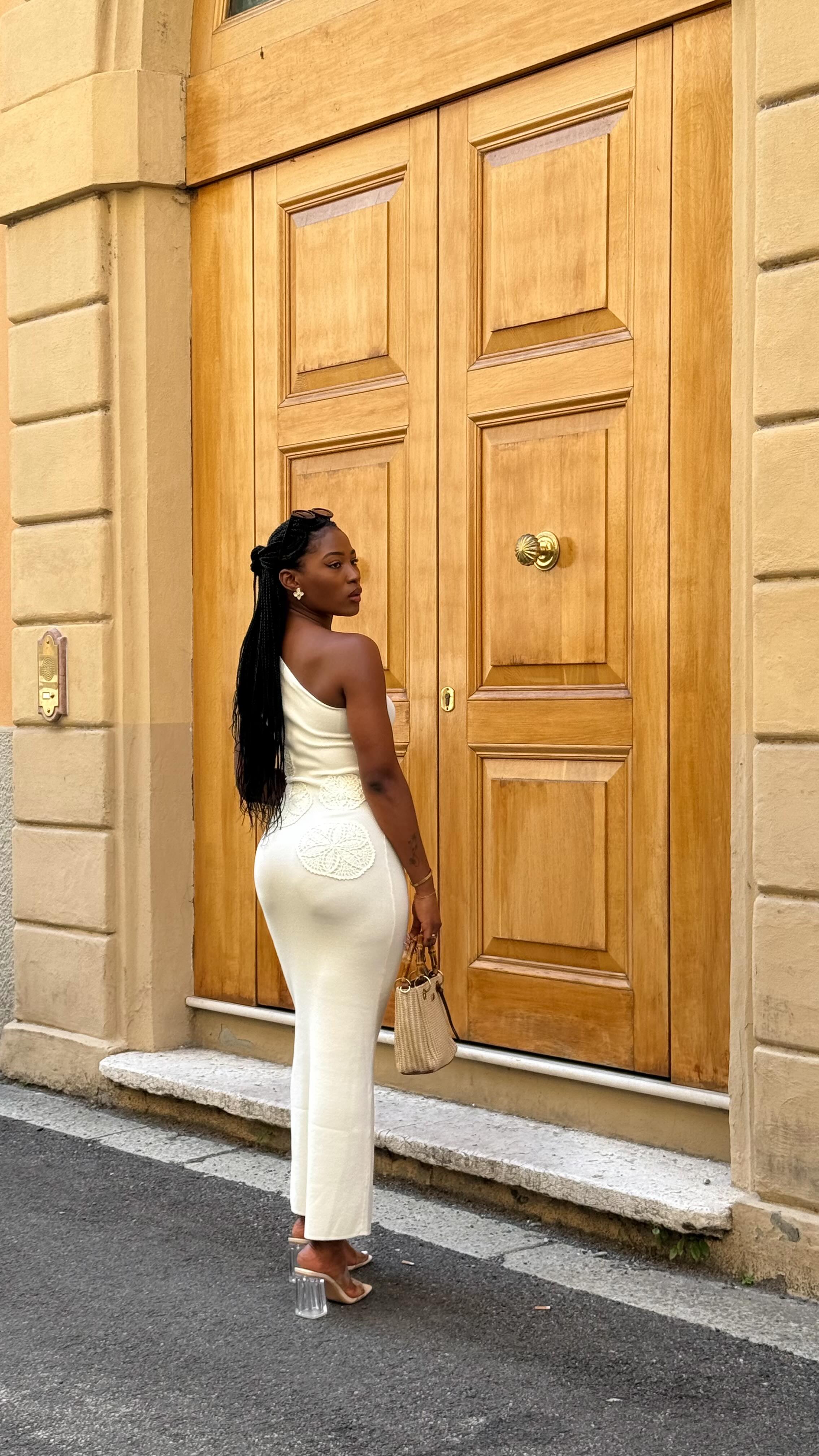 Instagram post by @yacinelusaku for Meshki. Caption reads: [...] , such an Other vibe 🤭💫
@meshki 🤍

La....