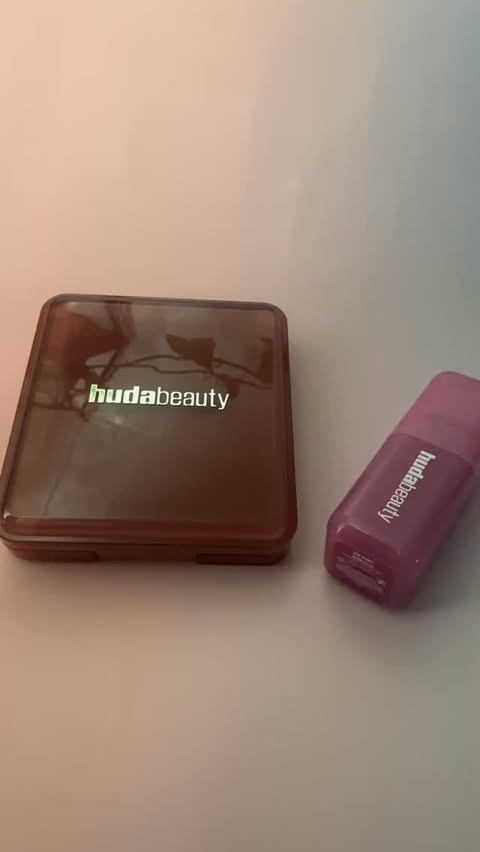 Instagram post by @denisaa_padurean for Skeepers. Caption reads: #hudabeauty #gift #skeepers Thanks I love them ❤️....