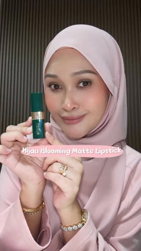 Instagram post by @arratouch for Shopee Malaysia. Caption reads: Cantik kan warna lipstick I pakai ni! 😍 Kalau....