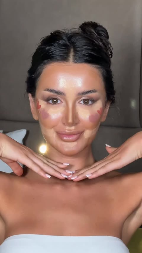 Instagram post by @lolo_makeupartist12 for Charlotte Tilbury. Caption reads: #tutorial #elegant #beatiful #trend#explor #glam....