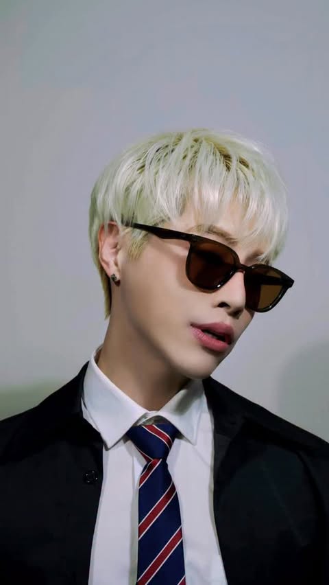 Instagram post by @aoora69 for lenskart. Caption reads: [...] glasses I own

Nuun by @lenskart 🫶

#nuun....