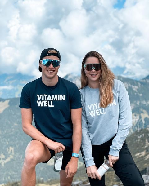 Instagram post by @_janniedermayer for Vitamin Well Austria. Caption reads: [...] lässt es sich leben. ⛰️ #vitaminwellaustria....