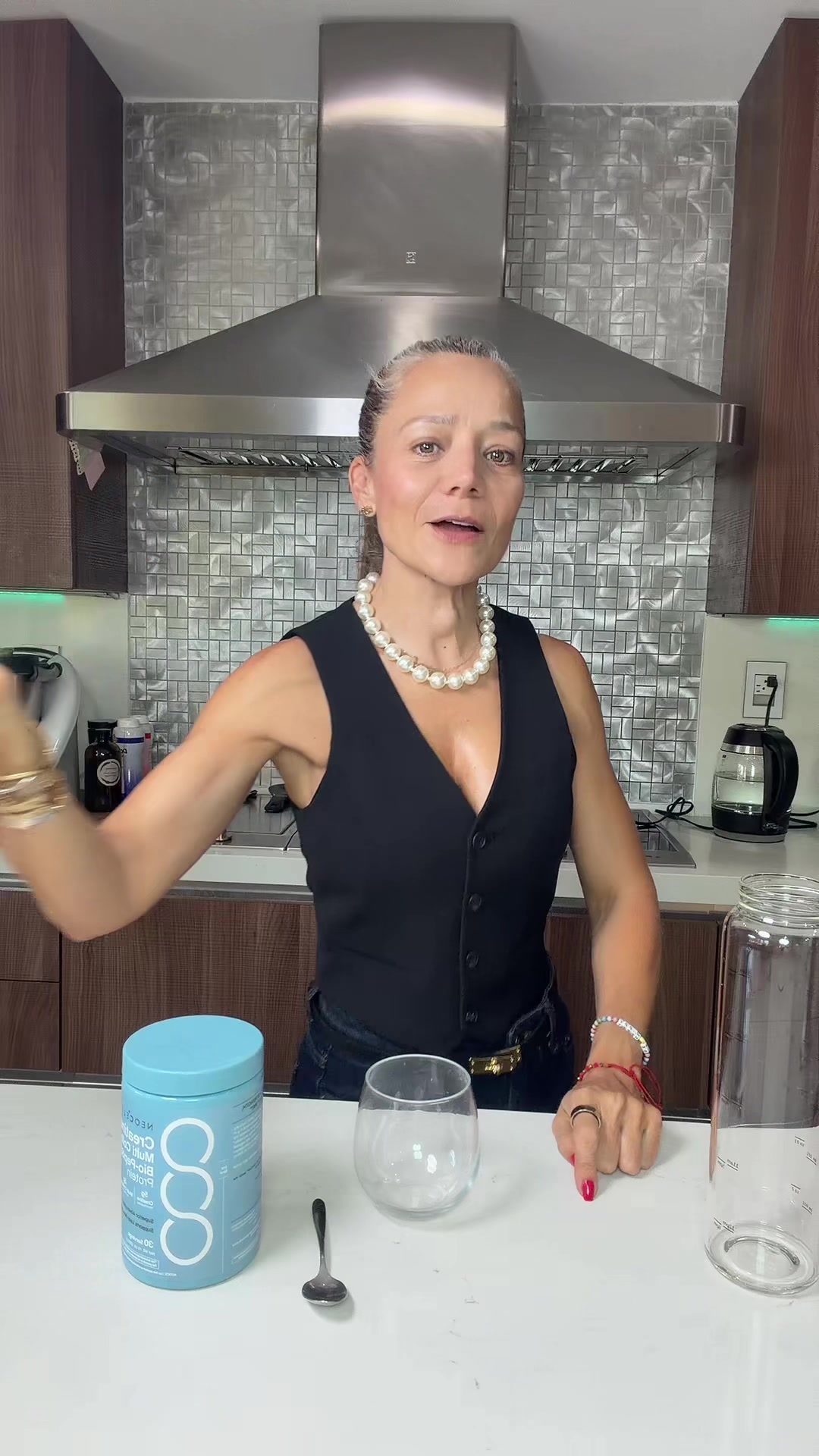 TikTok post by @abue.fit for NeoCell. Caption reads: Creatina monohidratada @NeoCell Collagen #creatina....