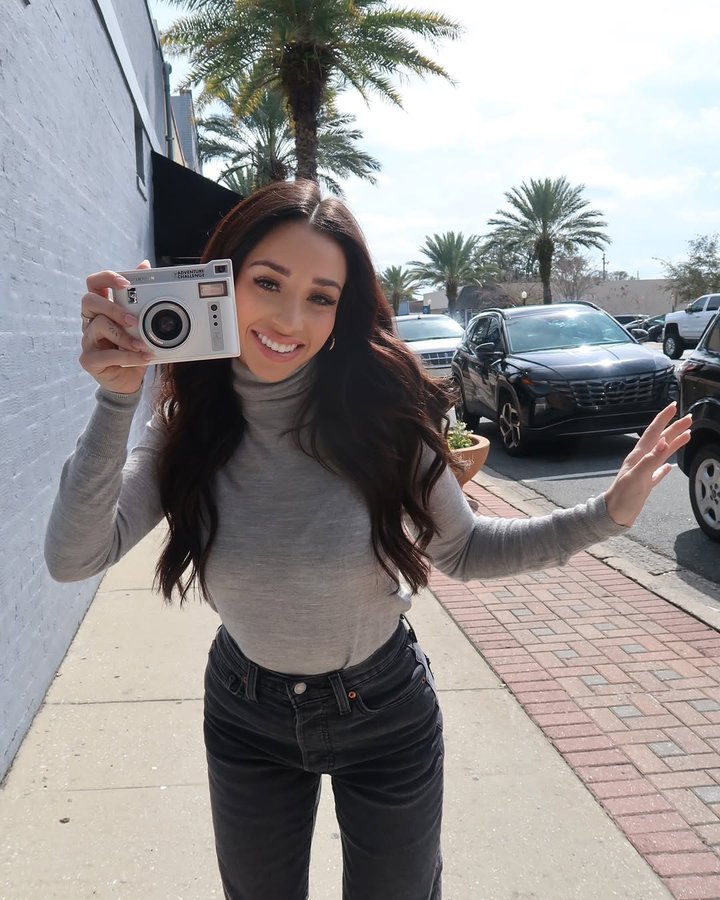 Instagram post by @itsnikkicash for The Adventure Challenge. Caption reads: [...] 30% off your purchase 🤗 🤝🏼....