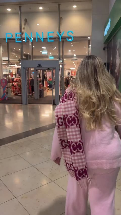 Instagram post by @kellyfitzsimons__ for Primark. Caption reads: Last minute gifts 🎁 easy when you’ve got @primark....