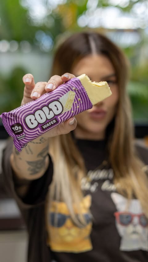 Instagram post by @liviakoeler for BOLD SNACKS. Caption reads: [...] joga… esse pode 🗣️ a nova @boldsnacks Wafer....
