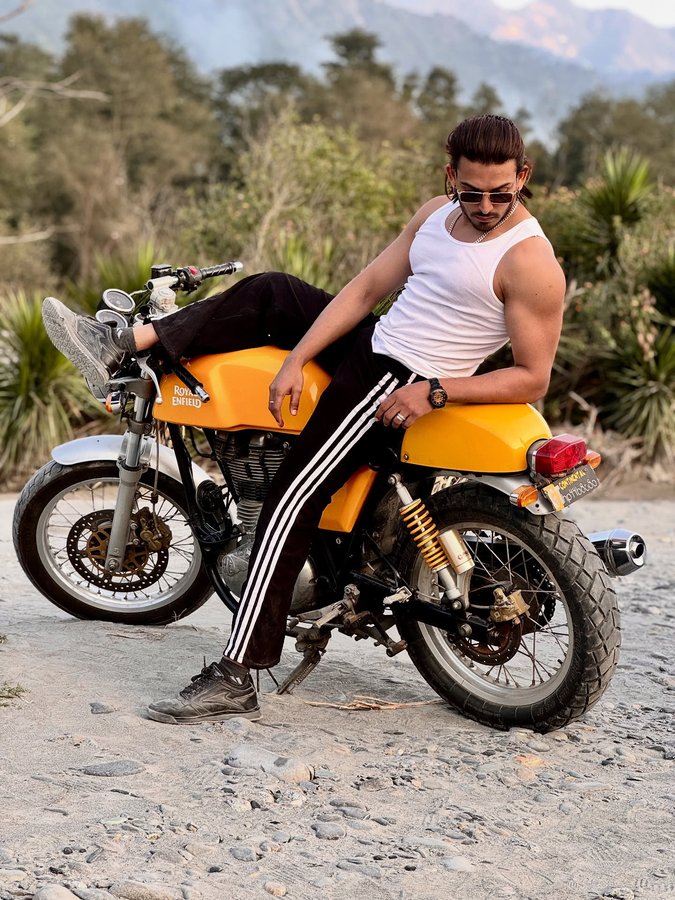 Instagram post by @beingshadabkhan for Fossil. Caption reads: When your outfit speaks before you do 🔥

watch....