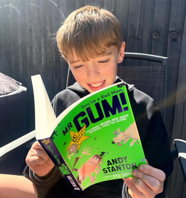 Instagram post by @streets_at_sixteen for Farshore Books. Caption reads: [...] you remember Mr Gum? Ad | Gifted 📗....