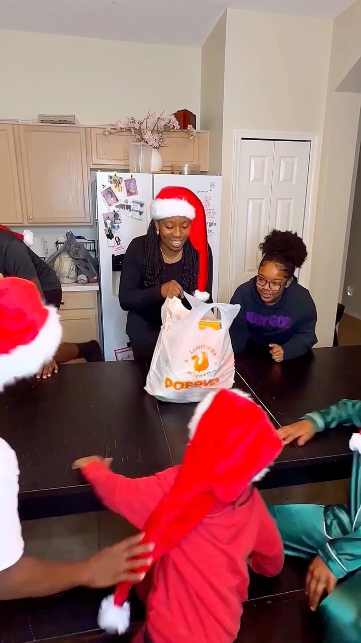 Instagram post by @the_arielb for Popeyes. Caption reads: #PopeyesPartner Make this holiday season....