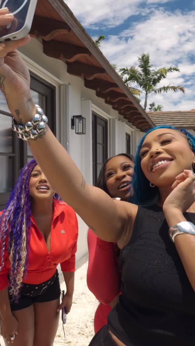Instagram post by @omggirlz for ESSENCE. Caption reads: [...] S7 yet?? The full Ep is out now on @essence....