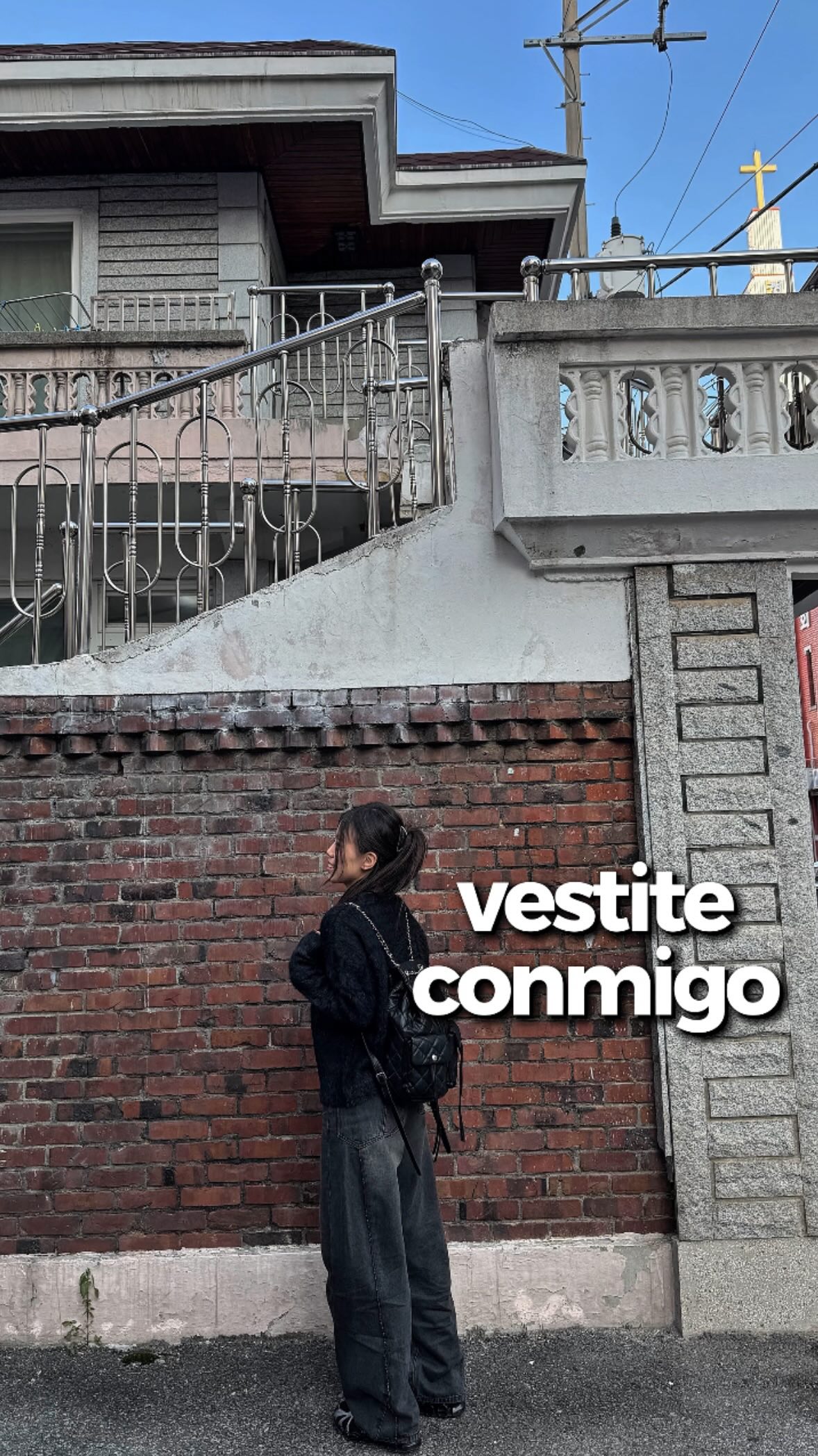 Instagram post by @aarini_ for MatinKim. Caption reads: mi primer vestite conmigo en corea para ir a T1....