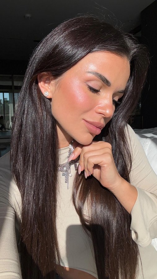 Instagram post by an influencer for FENOMEN BEAUTY. Caption reads: Туториал из бомжички в соску-нереалку-максималку🙀....