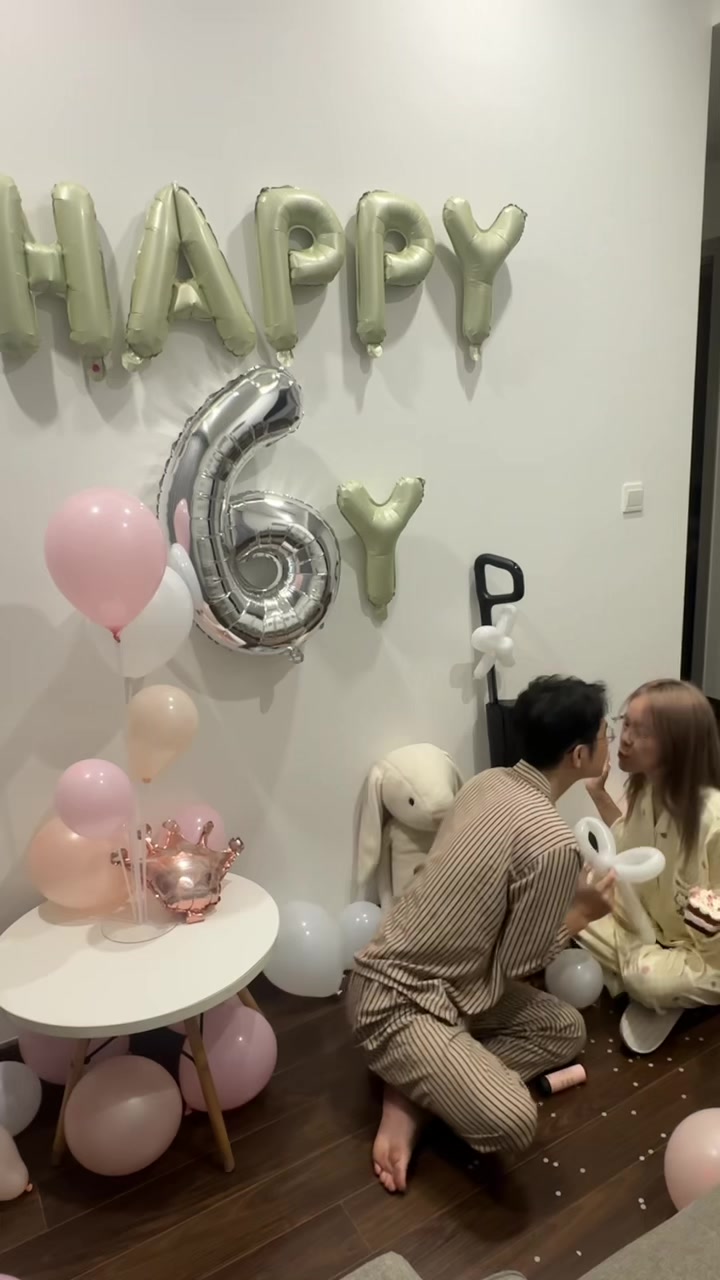 TikTok post by @lingvaduc for Roborock. Caption reads: Bất ngờ chưa bée ơii #xh #BrandFanDay....