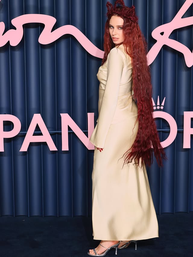 Instagram post by @rosegray_ for Topshop. Caption reads: [...] so good to be back london town with @topshop....