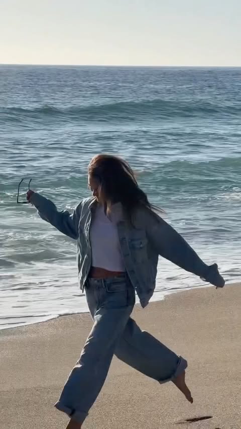 Instagram post by @elllielyon for Vuori. Caption reads: absolutely adore the new @vuoriclothing denim....