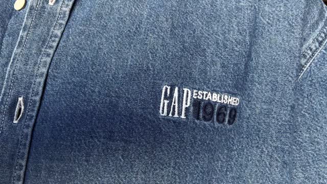 Instagram post by @alejandromoraales for Gap Inc.. Caption reads: Mis mejores looks denim siempre con @gapmexico....
