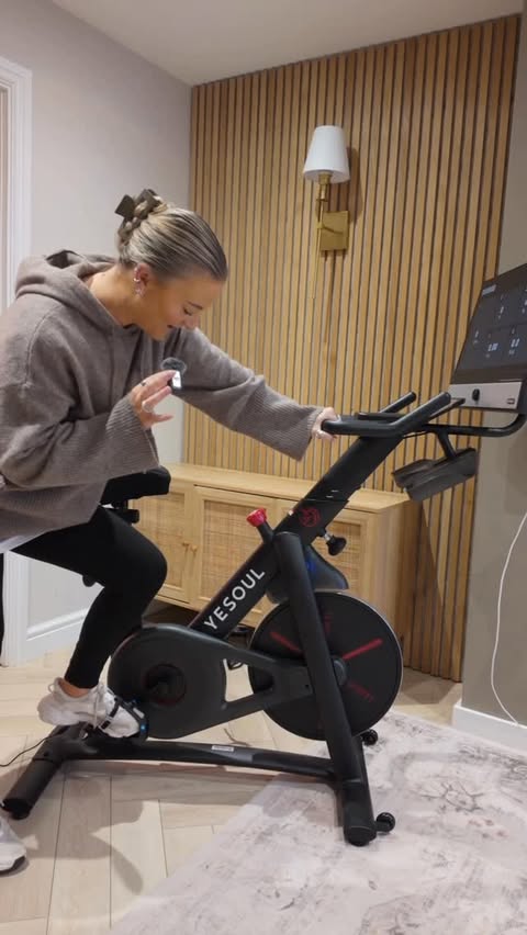 Instagram post by @kellymedinaenos for YESOUL FITNESS. Caption reads: In LOVE with my @yesoulfitness.official G1M PLUS....