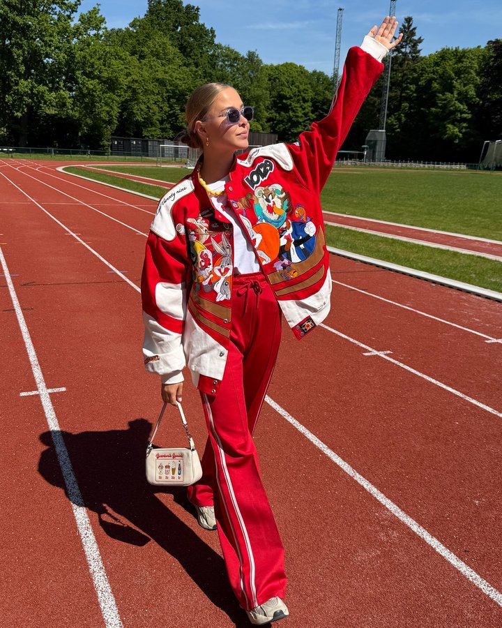 Instagram post by @anais.closet for IZIPIZI. Caption reads: [...] discover #PLAY, the new rectangular @izipizi....