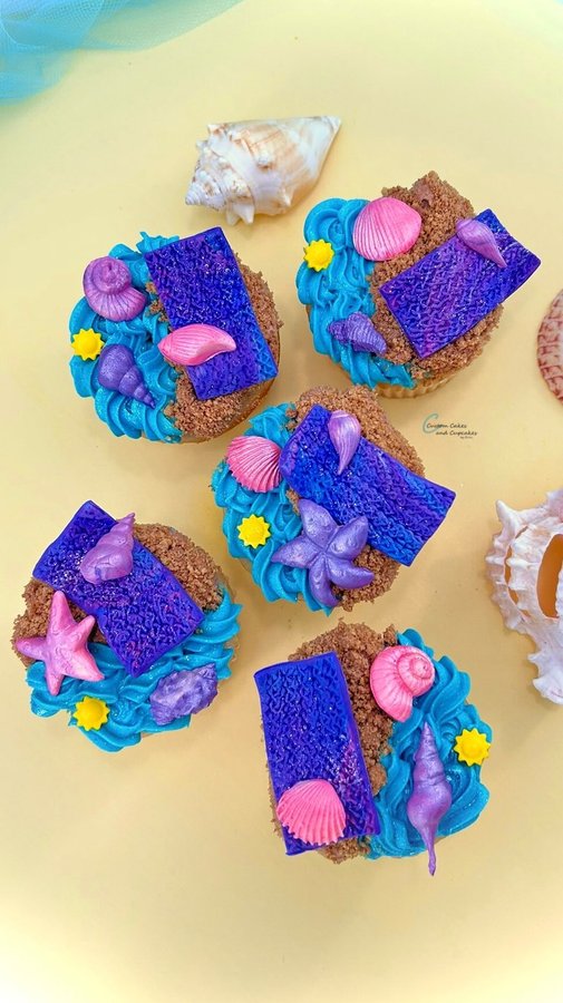 Instagram post by @erin.cakesandcupcakes for Chefmaster. Caption reads: 🌊 Making some WAVES with @chefmaster blues! I....