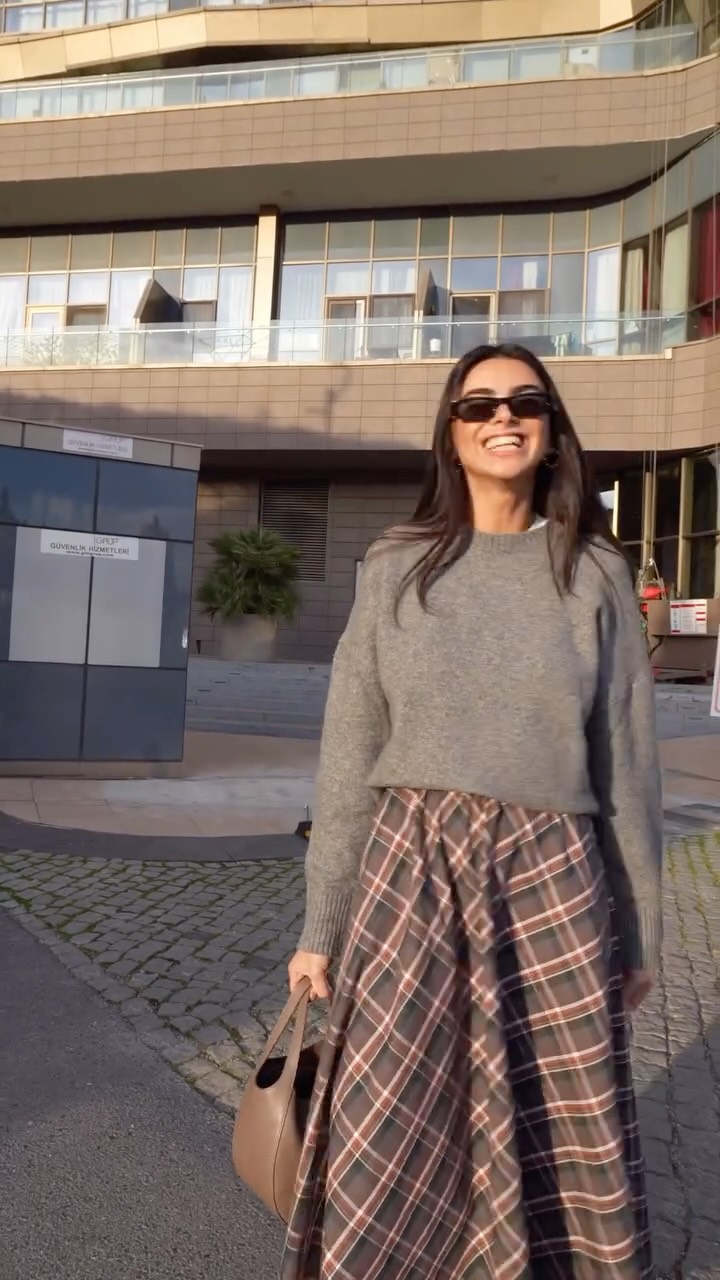 Instagram post by @selennergiz for Longchamp. Caption reads: Latest outfit🤎 Sevdiniiz mi? #fyp #ootd #reklam....