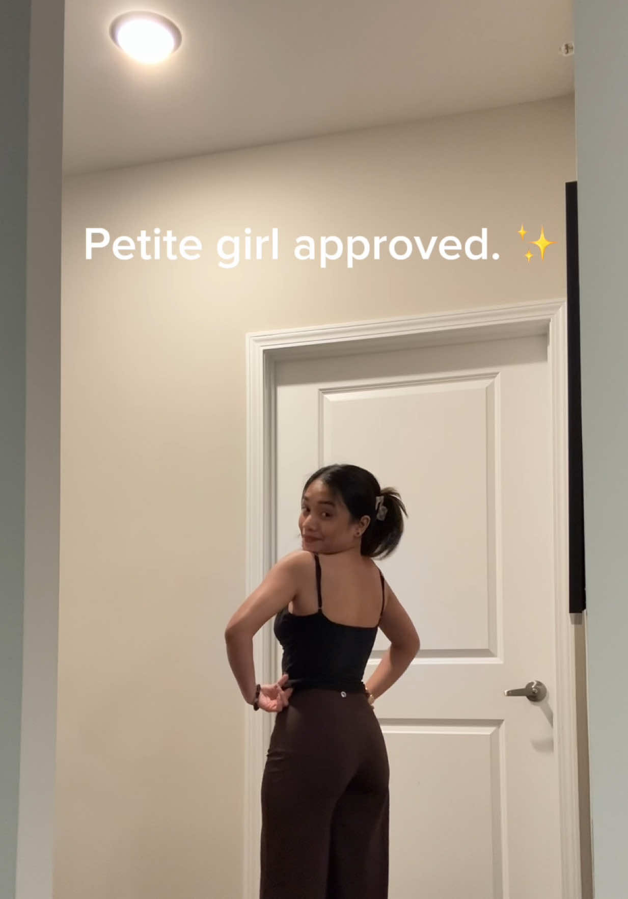 TikTok post by @rosebuddd_28 for OQQ. Caption reads: [...] 🤍🛒 #petite #TikTokShopFinds #leggings #OQQ....