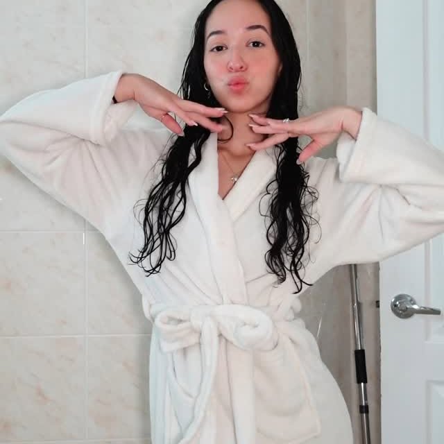 Instagram post by @helenmxriee for AURAGLOW. Caption reads: [...] whiter teeth coming soon thanks to @auraglow....