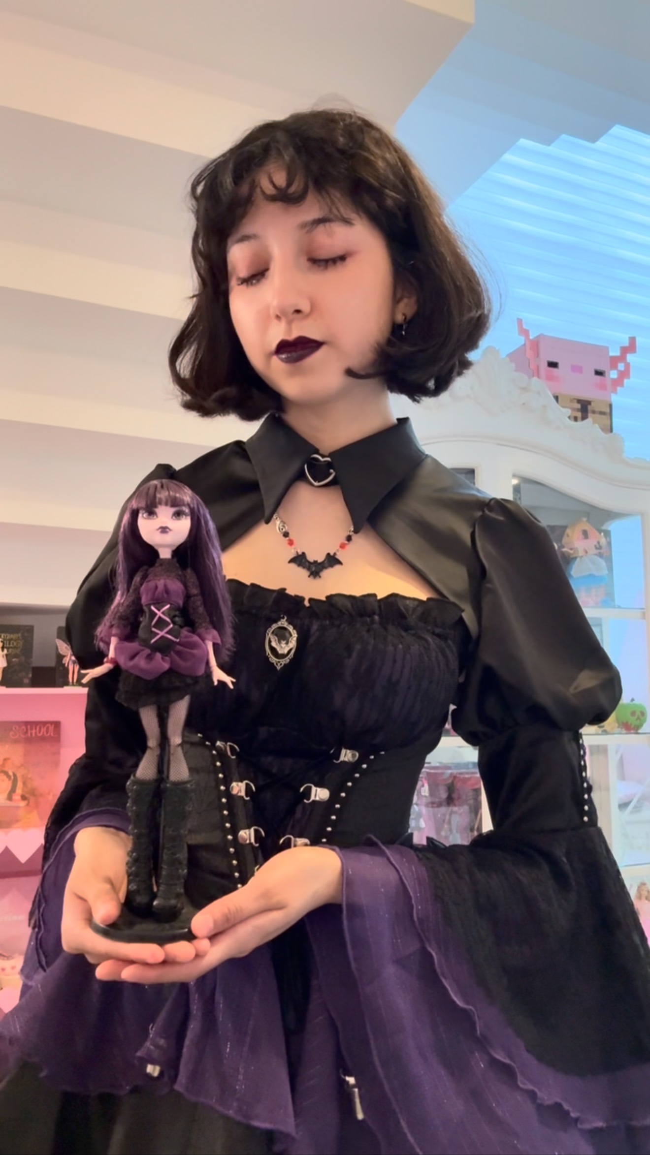 Instagram post by @cherrymafer_666 for Monster High. Caption reads: 💜 me encanta.