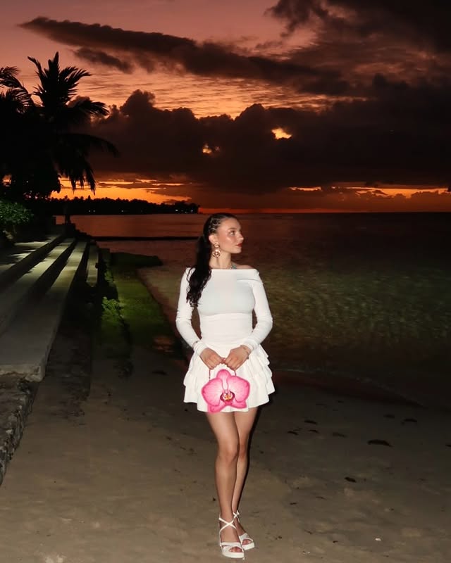 Instagram post by @lilienaschannel for JW PEI. Caption reads: Ad||💗🐚🌊🌺🌅@jwpei_official [...].