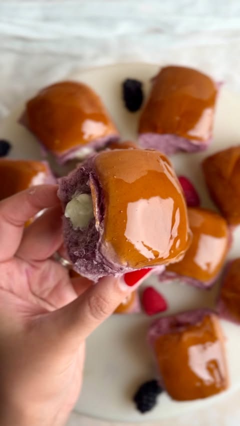Instagram post by @bakewithzoha for KING'S HAWAIIAN. Caption reads: [...] vanilla flavor! They’re made with....