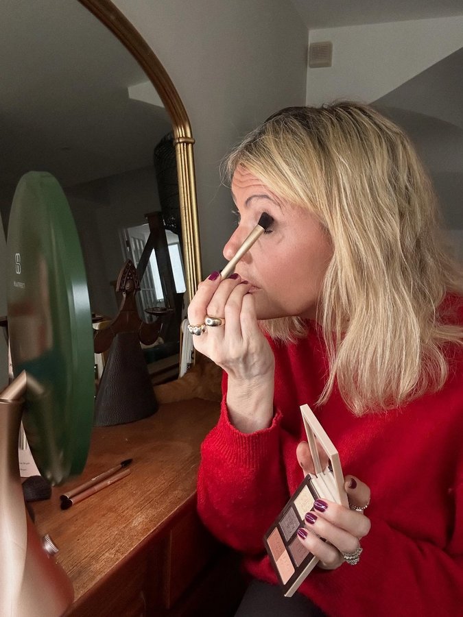 Instagram post by @carolem_beauty for Beautifect. Caption reads: [...] be sent this fabulous Glow Mirror by....