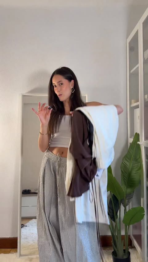 Instagram post by @lararefojo for Pull&Bear. Caption reads: 4 looks de primavera con prendas de @pullandbear....