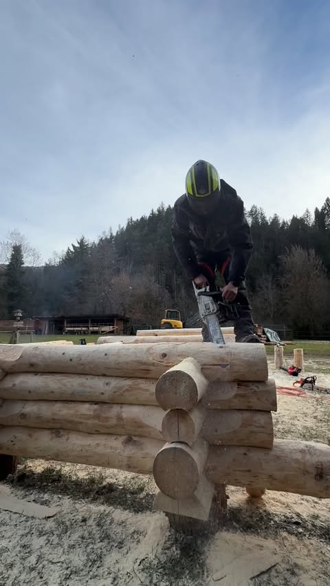 Instagram post by @pasi.woodworks for Blåkläder. Caption reads: 🤌🪚🪵 • #logbuilding #logbiilder #stihl #chainsaw....