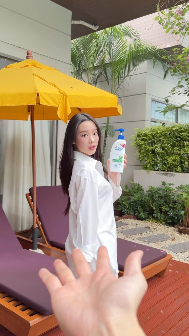 Instagram post by @beamsareeda for Head&Shoulders. Caption reads: แค่ผมสวยก็ทำให้ผู้หญิงเราดูดีขึ้นได้....
