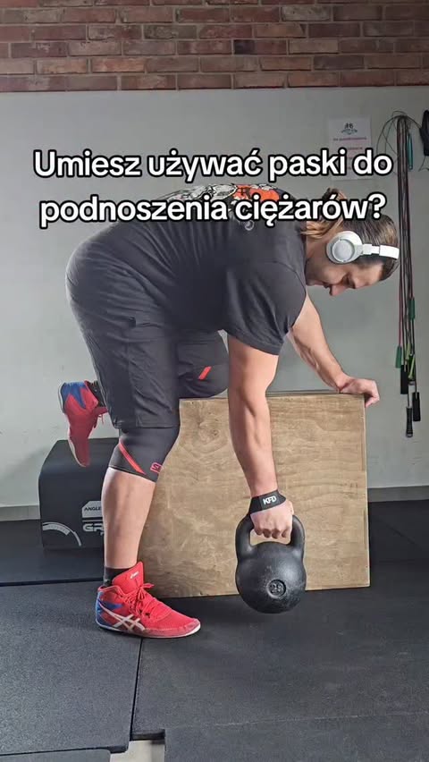 Instagram post by @fake.fizjo for KFD. Caption reads: [...] Elegancie paski z kodem FakeFizjo na....