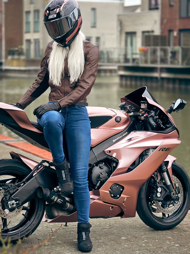 Instagram post by @motor.chick for Xlmoto. Caption reads: [...] jacket and gloves also from Course 🧥🧤....